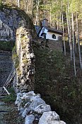 Scharnstein – hradba v údolí a kaple