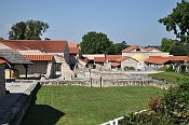 Petronell – Carnuntum, zámek v pozadí
