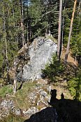 Gutenstein – pohled ze skalního bloku před hradem na pokračující hřeben
