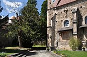 Pottschach  kostel, v pozad zmek