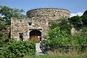 Schrattenthal  vstupn brna na jihu a Hungerturm