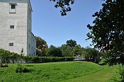 Orth – zámek dosud obklopuje hluboký příkop