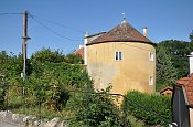 Mailberg  pestavn bata naproti vstupu