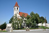 Niederabsdorf  kostel naproti zmku