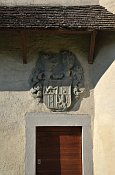 Mittelweiherburg – erb nad vstupem