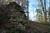 Hohenwartstein � zbytky zdiva u p��stupov� cesty