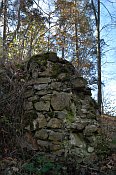 Hohenwartstein � zbytky zdiva u p��stupov� cesty