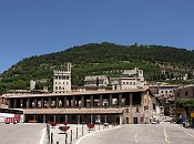 Pohled k Monte Ingino z Gubbia