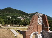 Gubbio a Monte Ingino z římského divadla