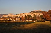 Assisi od JZ ve večerním světle