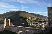 Assisi – Rocca Maggiore, v pozadí Rocca Minore