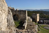 Spišský hrad – výhled od horního hradu k vstupní bráně