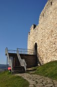 Spišský hrad – horní okraj dolního nádvoří