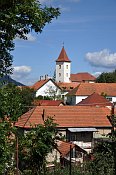 Breznica – kostel Narození P. Marie, pohled z cesty k hradu