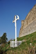 Kapušiansky hrad – kříž u hradu