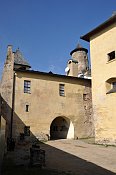 Stará Ľubovňa – vstupní barokní bastion, v pozadí bergfrit