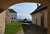 Stará Ľubovňa – pohled branou od horního hradu ke kapli