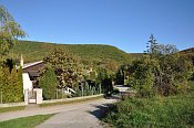 Skároš – hradní vrch z okraje obce