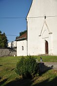 Hájniky – kostel, v pozadí kaštel