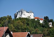 Ľupčiansky hrad z obce od JZ
