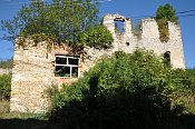 Dúbravica – starší část kaštelu a hospodářské budovy