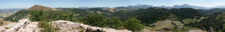 Nad Gubbiem, pohled k Monte Cucco (panorama)